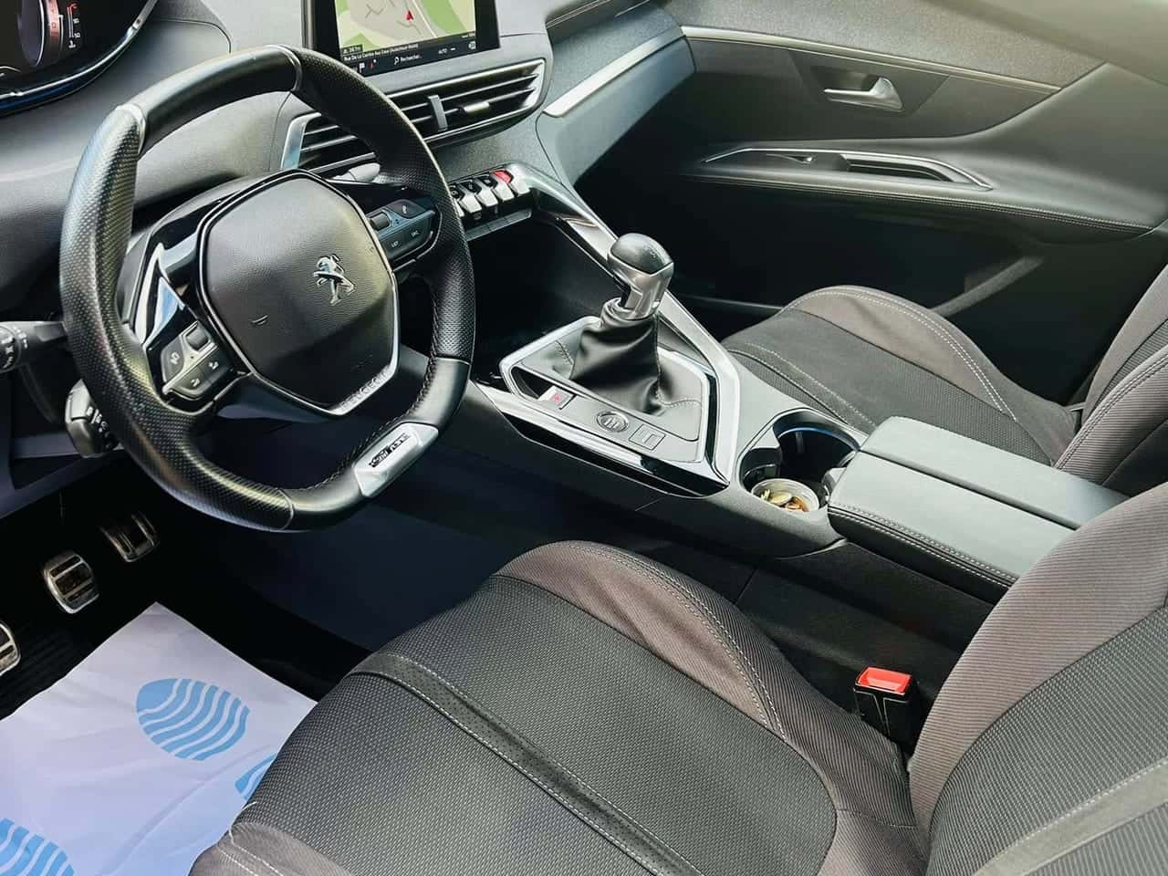 Intérieur véhicule après nettoyage complet