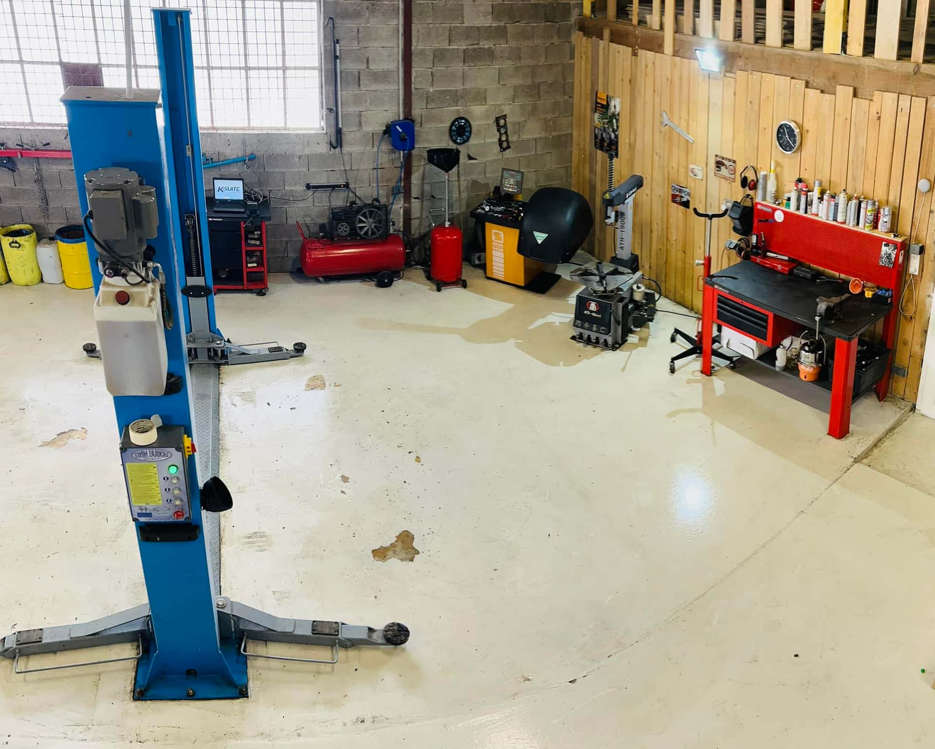 Intérieur du garage Automobiles Julien à Autechaux-Roide