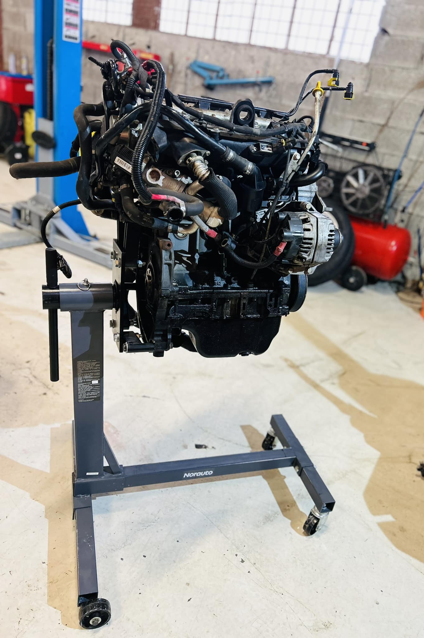 Bloc moteur sorti sur support dans l’atelier