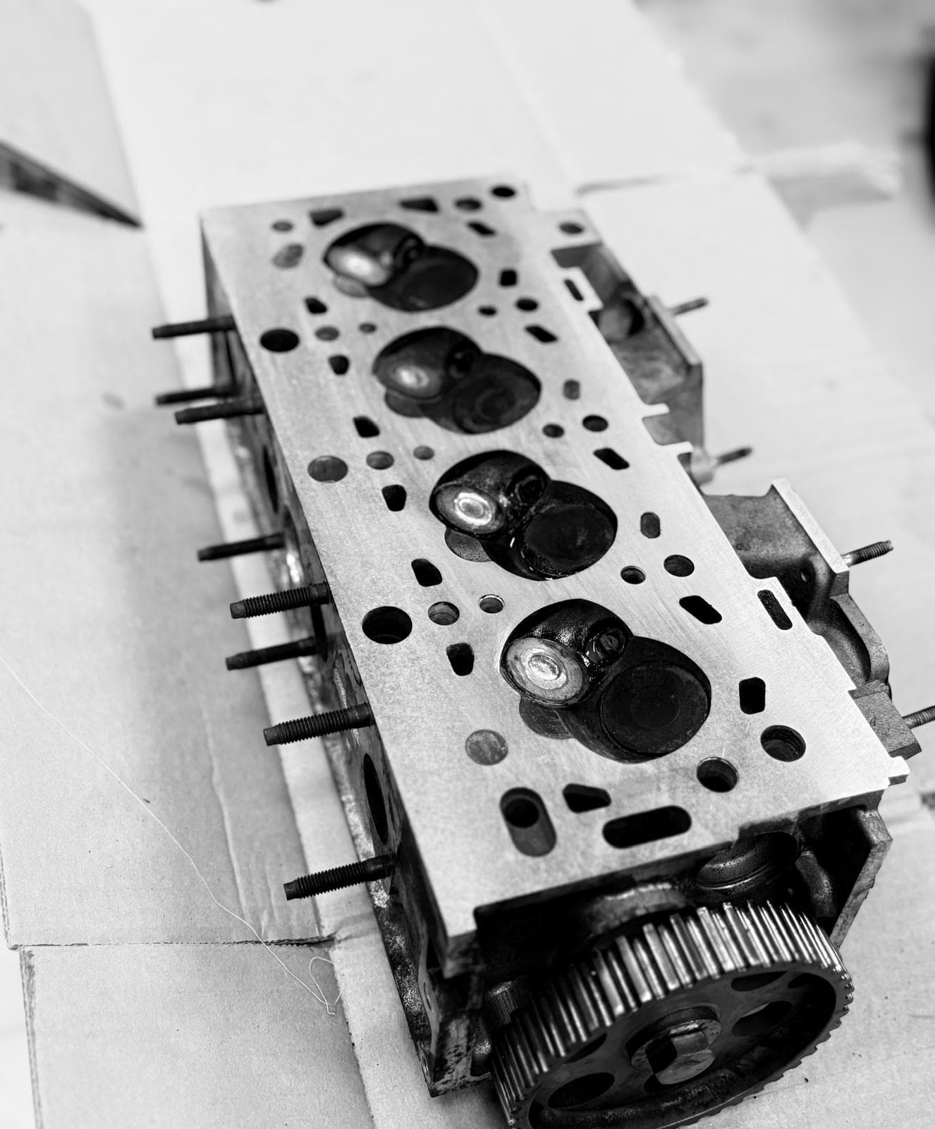 Culasse rectifiée avec soupapes en noir et blanc
