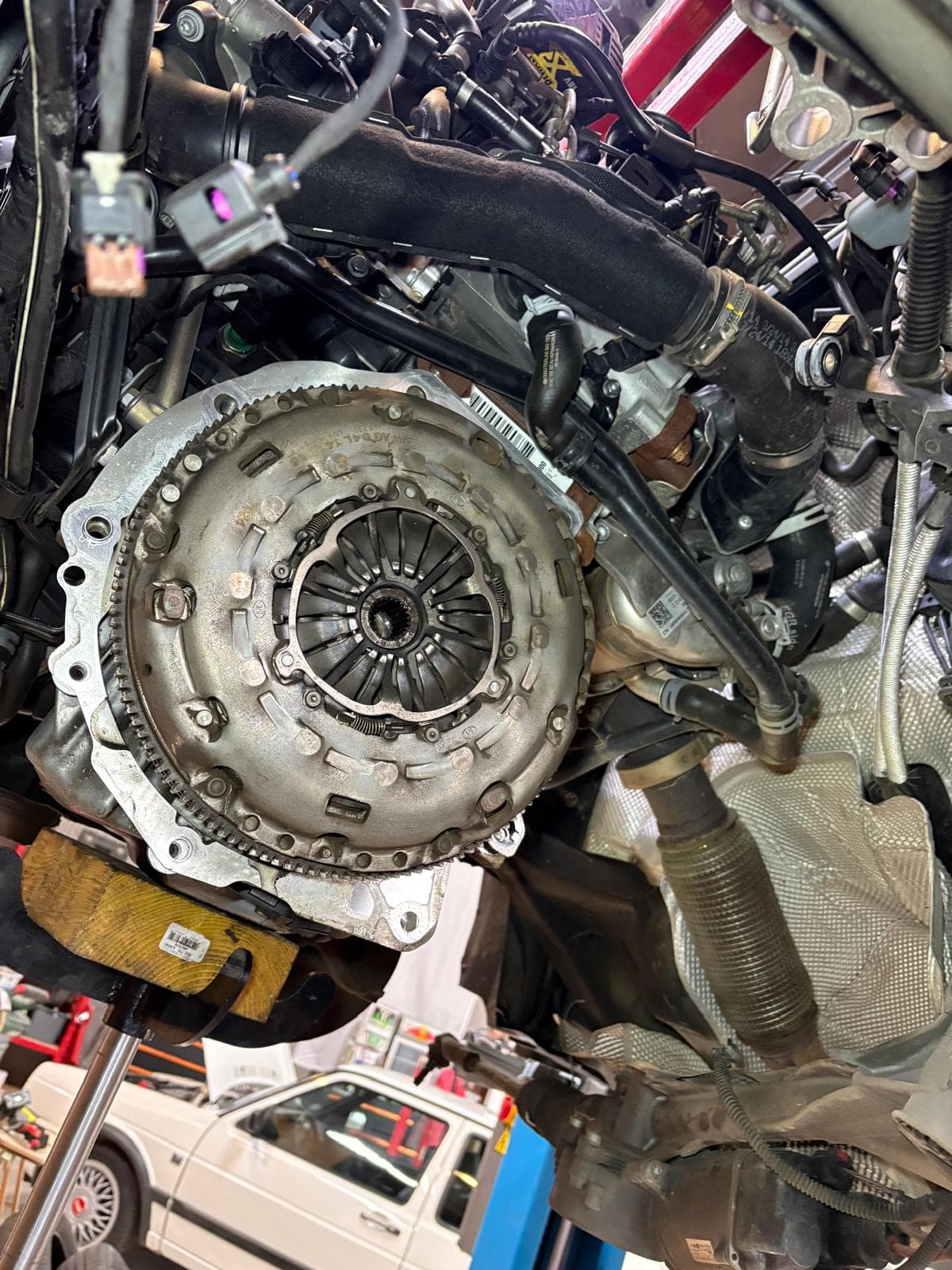 Mécanisme d'embrayage visible sur moteur en atelier