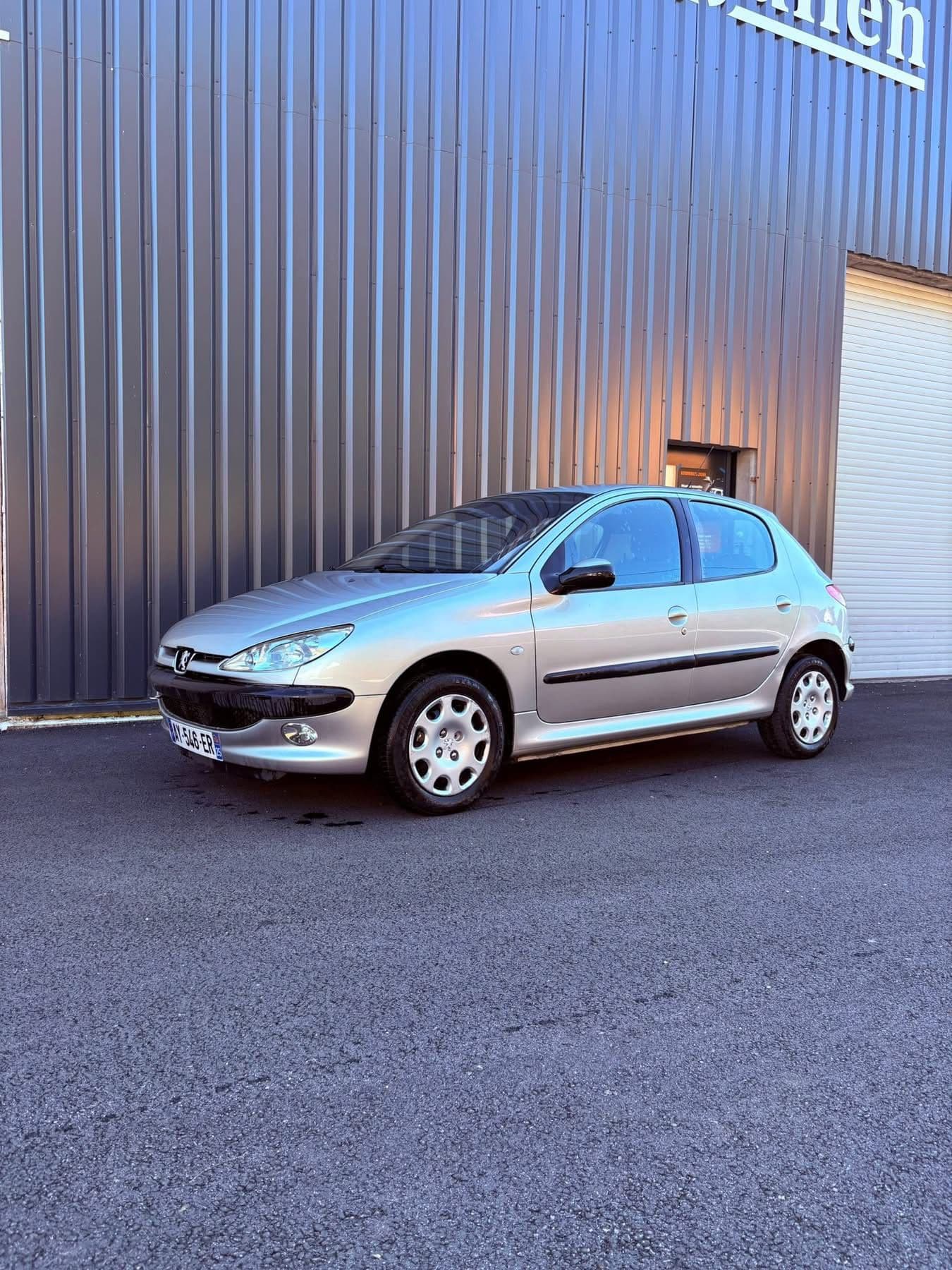 Véhicule d'occasion devant le garage Automobiles Julien