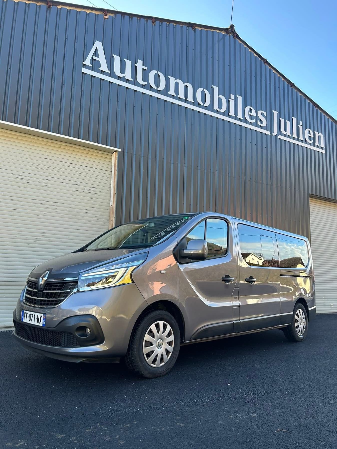 Véhicule d'occasion contrôlé devant le garage