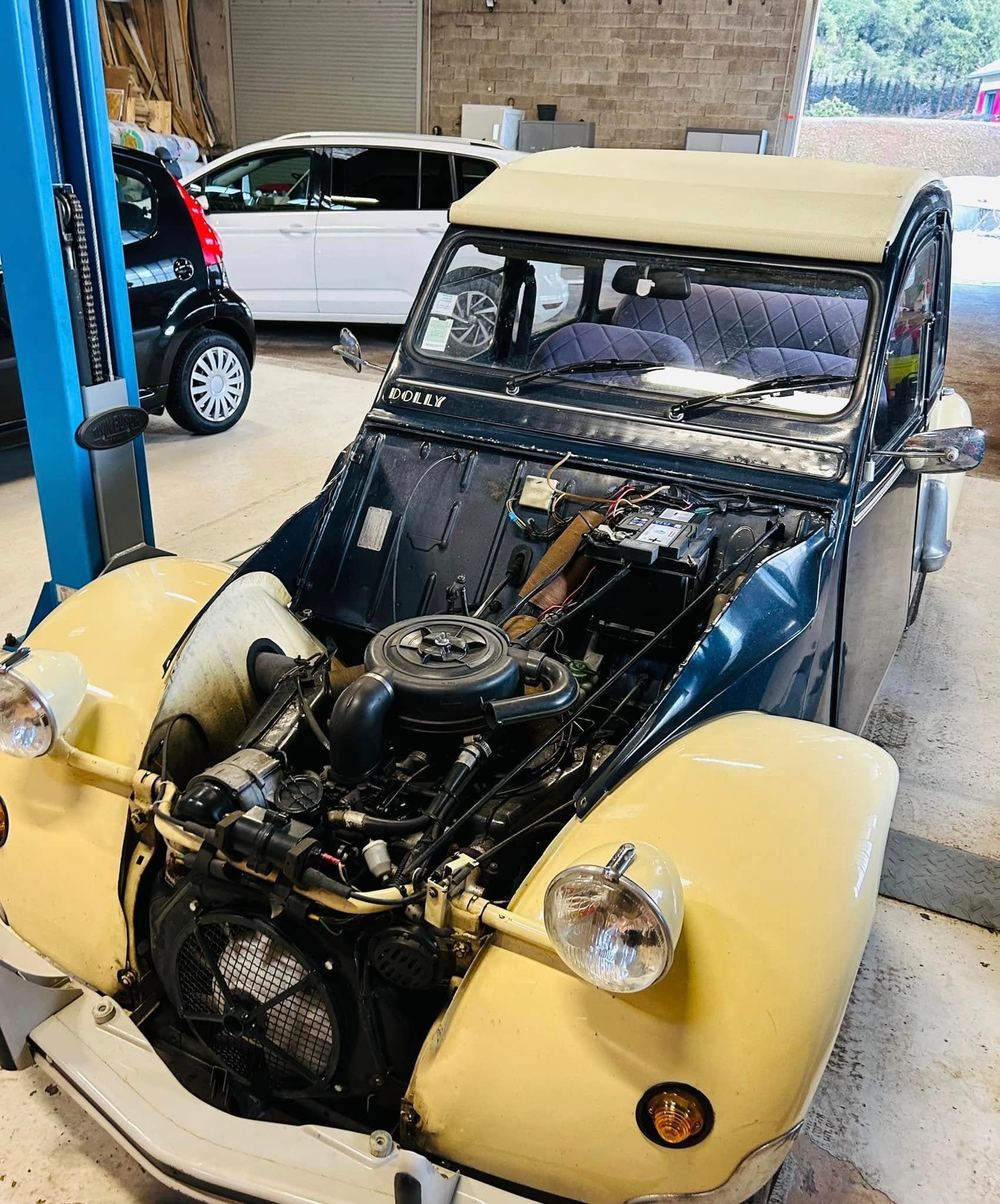 Réparation d’une 2CV dans l’atelier Automobiles Julien
