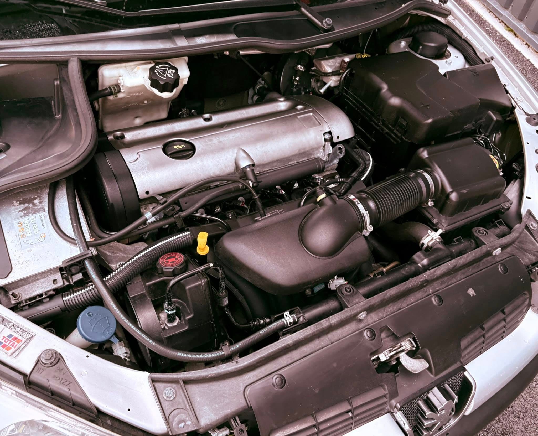 Compartiment moteur Peugeot après entretien