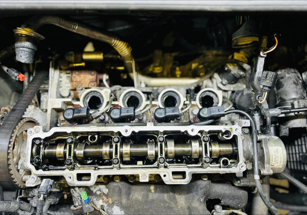 Vue détaillée d'un moteur en cours d'entretien chez Automobiles Julien